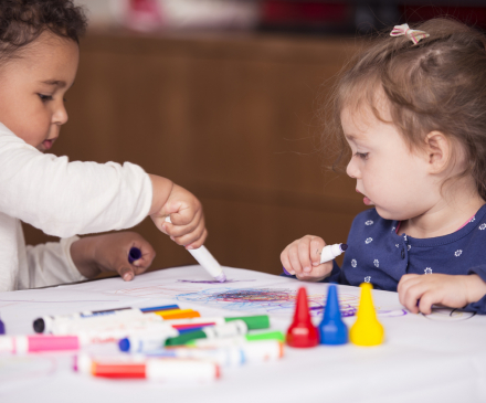 jeunes enfants qui dessinent