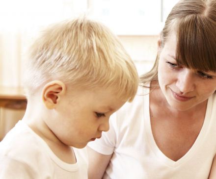 Dialogue entre un enfant et une femme