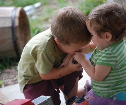 Enfants se disputent et se mordent