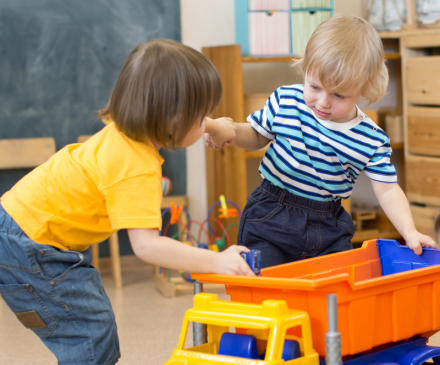 enfants se disputent à la crèche 