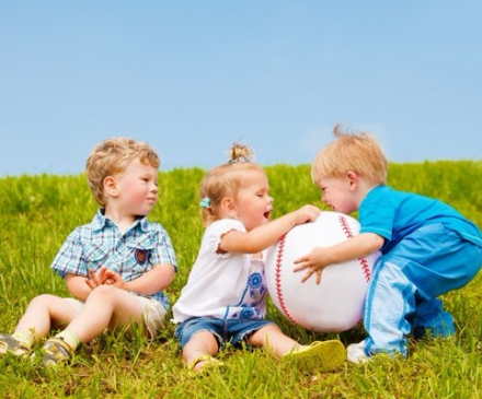 Enfants qui se disputent un ballon