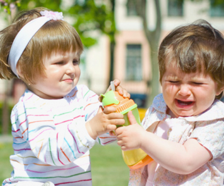 jeunes enfants qui se chamaillent