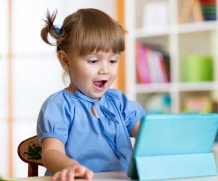 jeune fille devant un écran