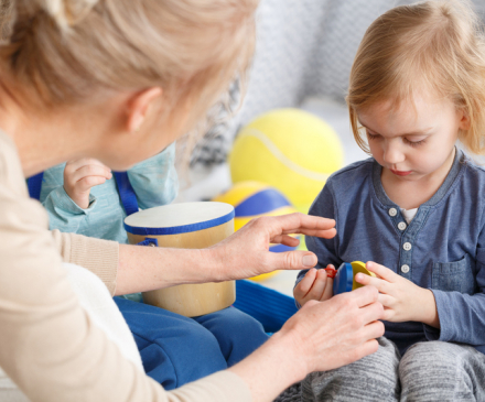 professionnelle attentive à jeune enfant