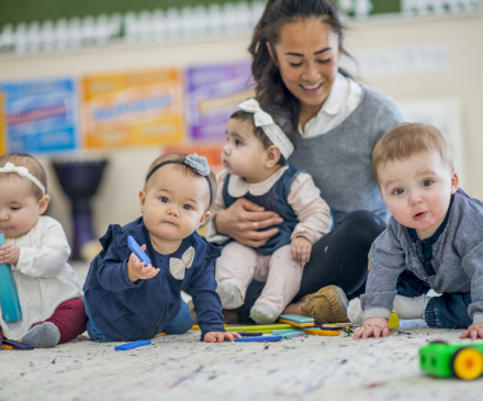 enfants en crèche et une pro