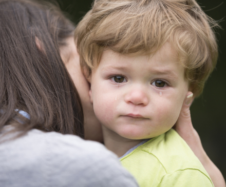 enfant malade dans les bras 