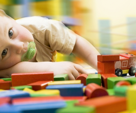 Enfant avec tétine joue