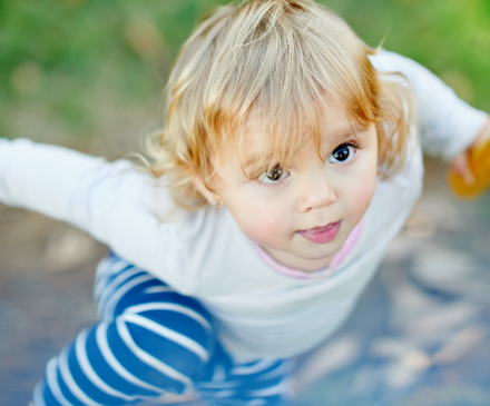 petite fille en mouvement