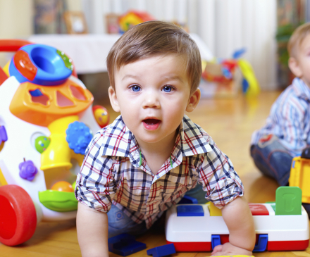 enfants jouant au sol à la crèche