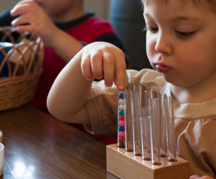 Pédagogie Montessori , enfantjexperimente