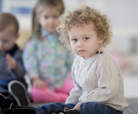 enfant qui joue seul