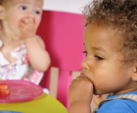 enfants mlangeant à la crèche