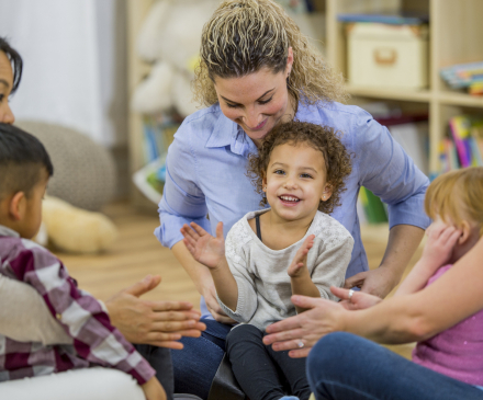 professionnelle en comptines avec des enfants