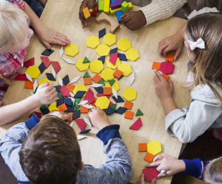 enfants à la maternelle