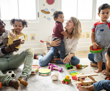 Enfants et adultes dans un lieu d'accueil