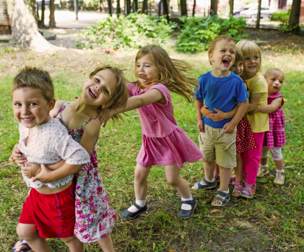 jeunes enfants jouent dehors