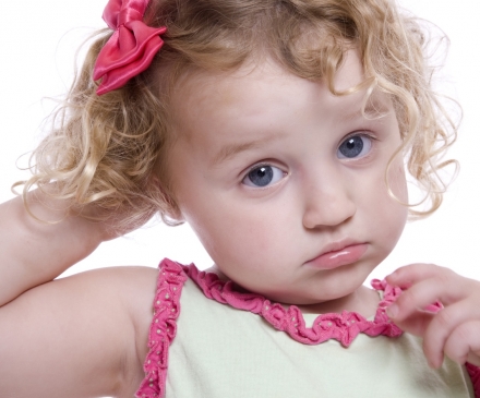 Un jeune enfant qui s'ennuie  