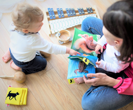 Bébés jouant à la crèche