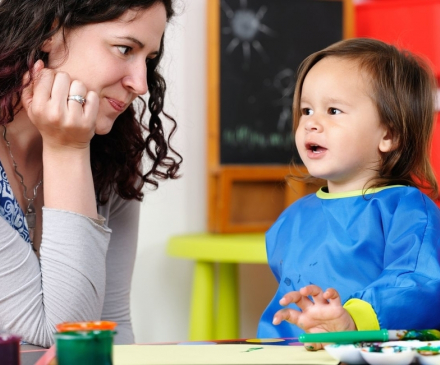 professionnelle de la petite enfance et petite fille