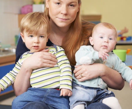 Femme fatiguée avec 2 bébés