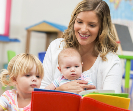 femme avec une petite fille et un bébé