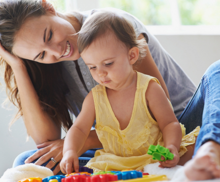 assistante maternelle qui joue avec bébé 