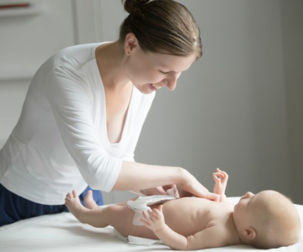 professionnelle qui change un bébé