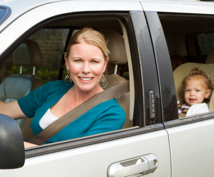 Femme en voiture avec bébé