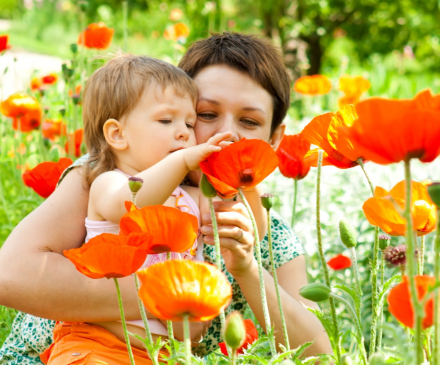 pro et enfant dans le jardin