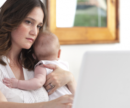 Maman triste avec bébé