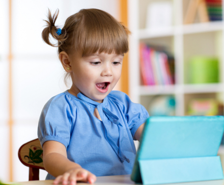 petite fille devant une tablette