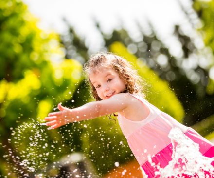 petite fille jeau d'eau