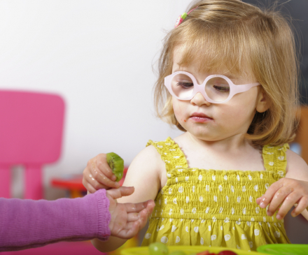 petite fille avec des lunettes de vue