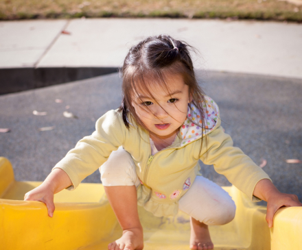 petite fille qui remonte un toboggan