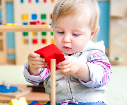 bébé observateur