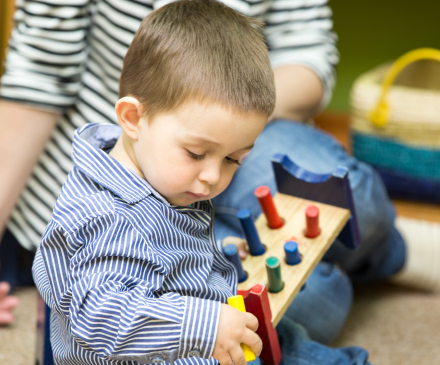 jeune enfant et adulte dans un lieu d'accueil