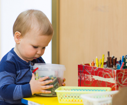 enfant avec jouet Montessori