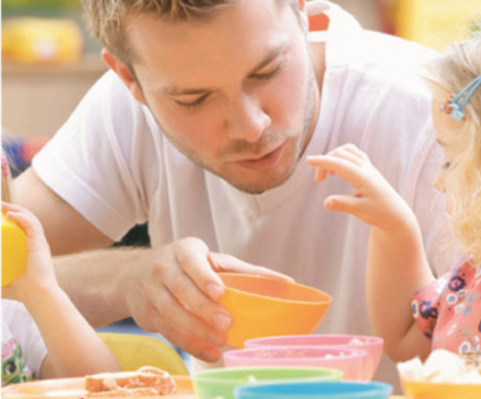 homme avec jeune enfant sur lieu d'accueil