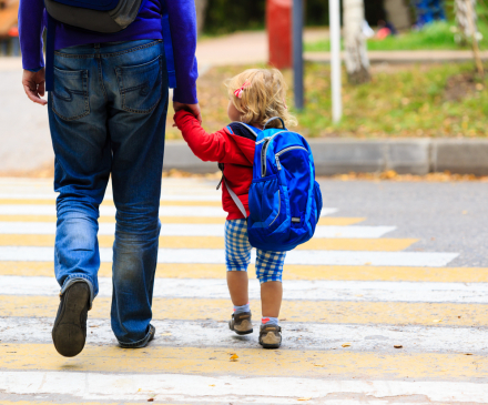 homme avec enfant sortie école maternelle