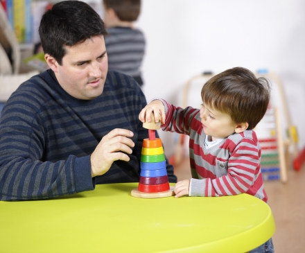 homme en crèche