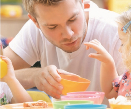 Homme dans une crèche