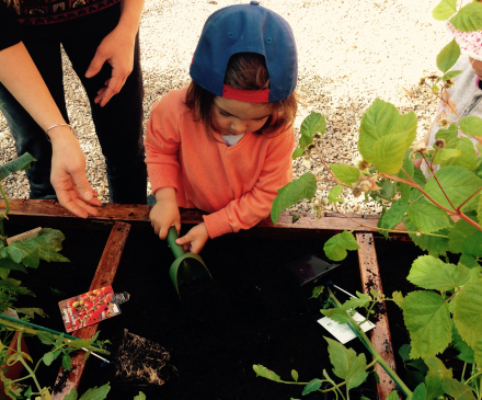 Enfant gardé en MAM jardinant