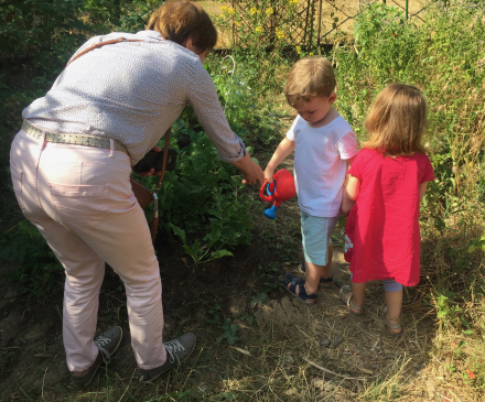 enfants dans le potager