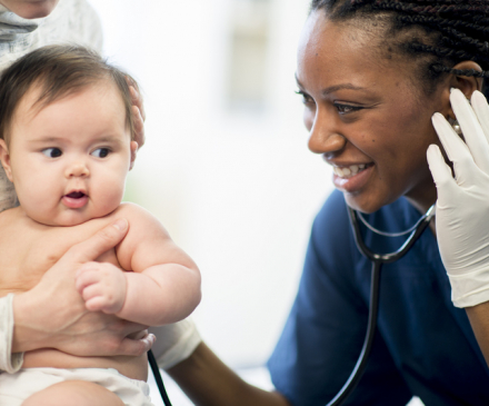 médecin et bébé