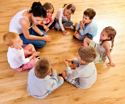 groupe d'enfants en séance méditation