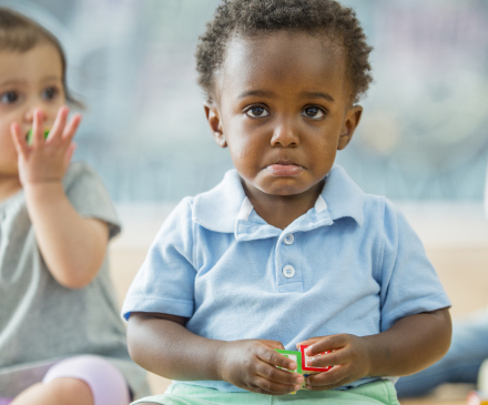 jeune enfant triste à la crèche 