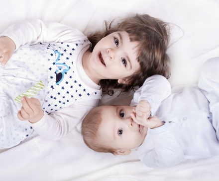 petite fille avec un bébé