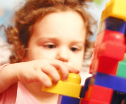 Enfant qui fait un jeu de construction