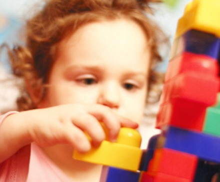 petite fille avec briques de construction