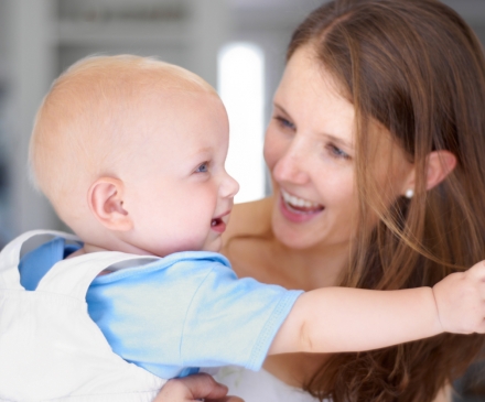 bebe et adulte  jouent